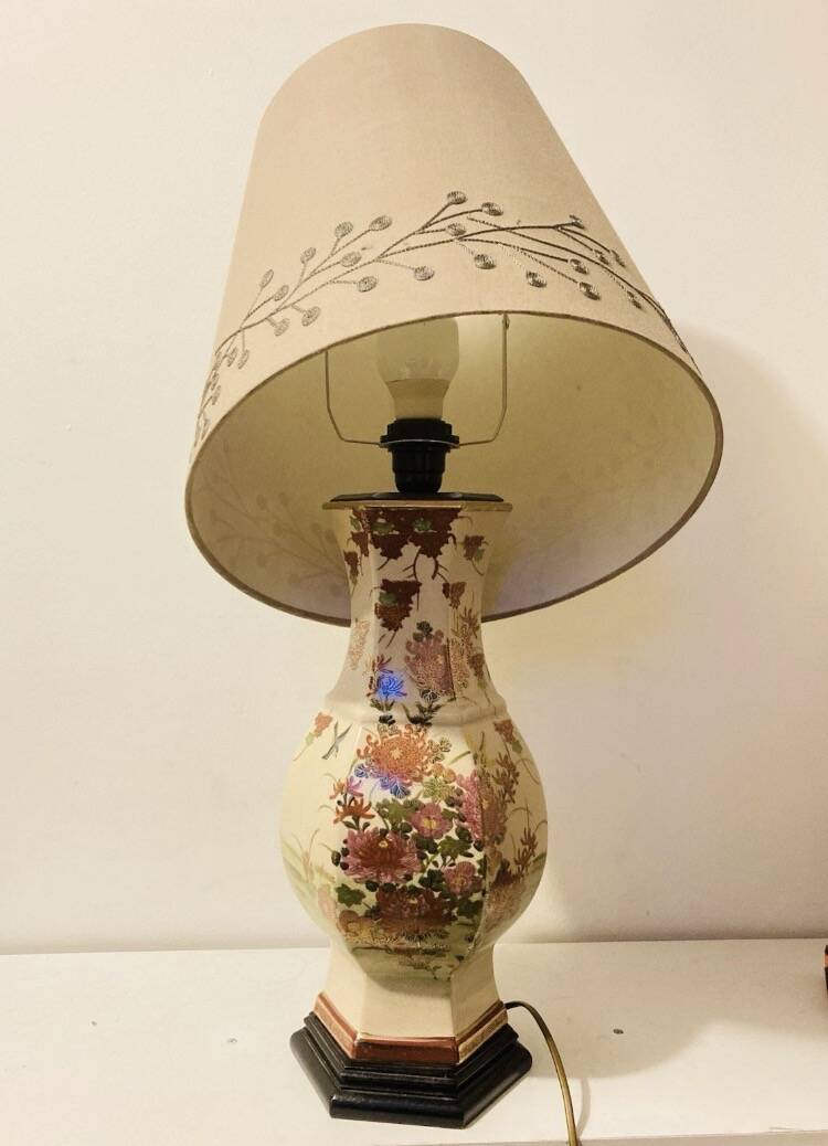 Vintage Asian lamp in ceramic with a wooden base, adjustable lampshade.