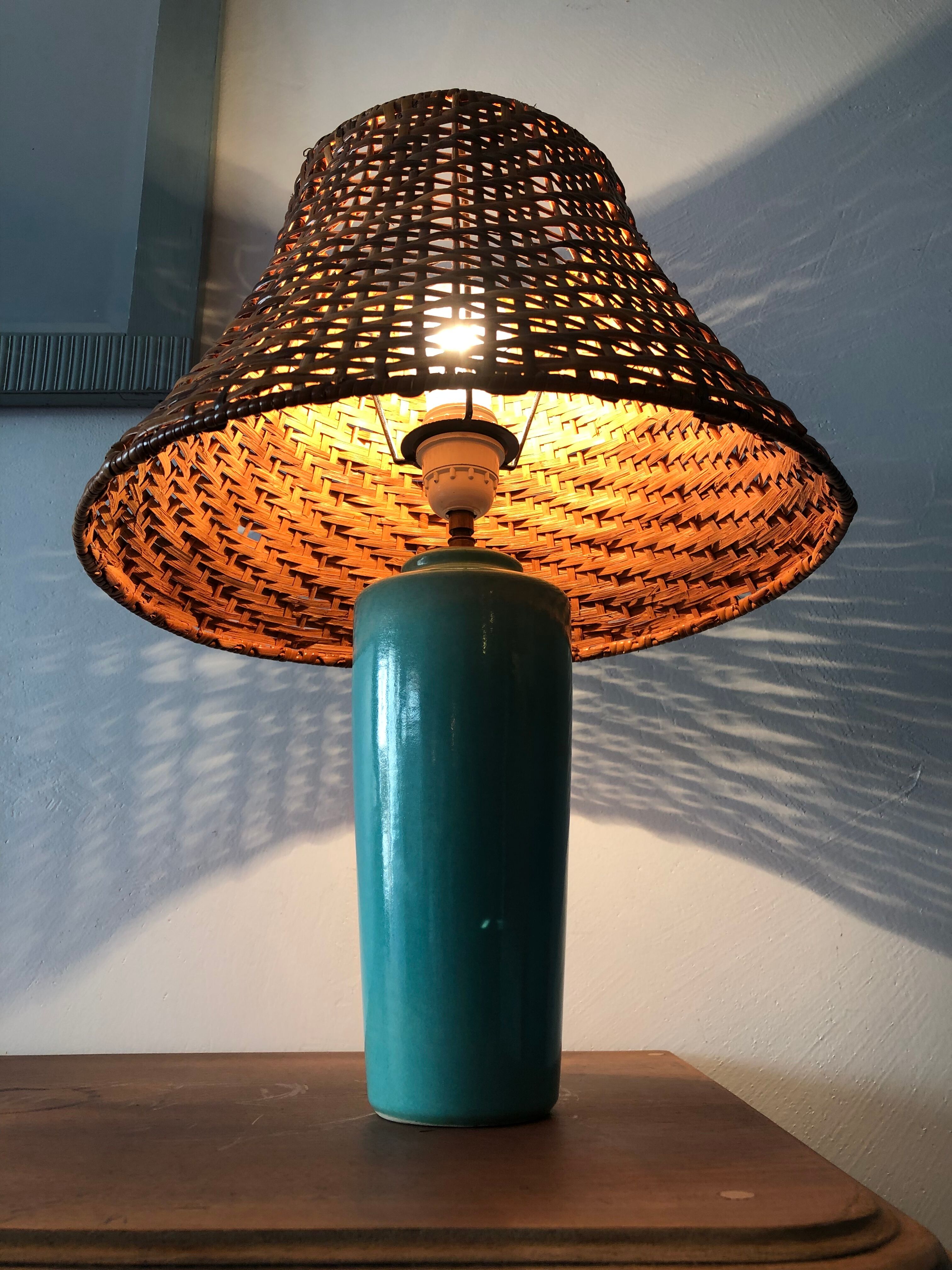 Enamelled ceramic lamp and rattan