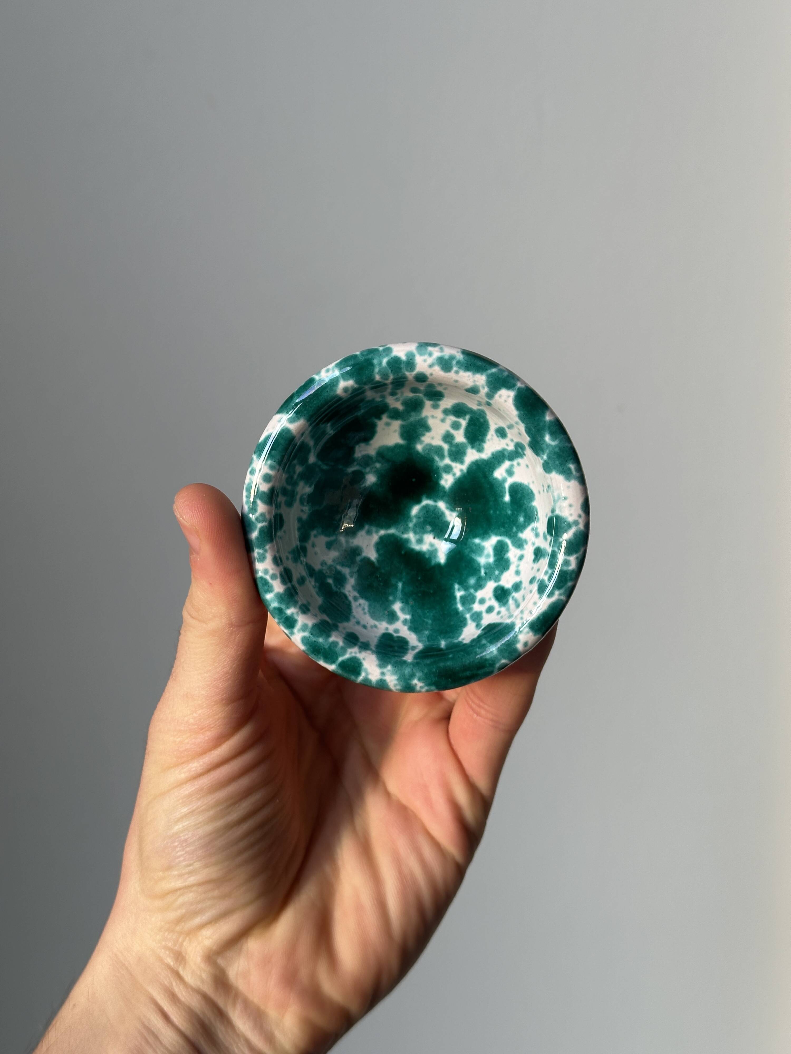 Ceramic salt and pepper shakers, green and white