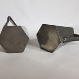 Deux vases en étain d'art texturé au design original Irman