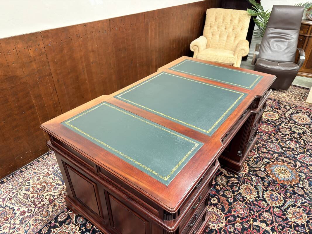 Bureau Chesterfield classique anglais