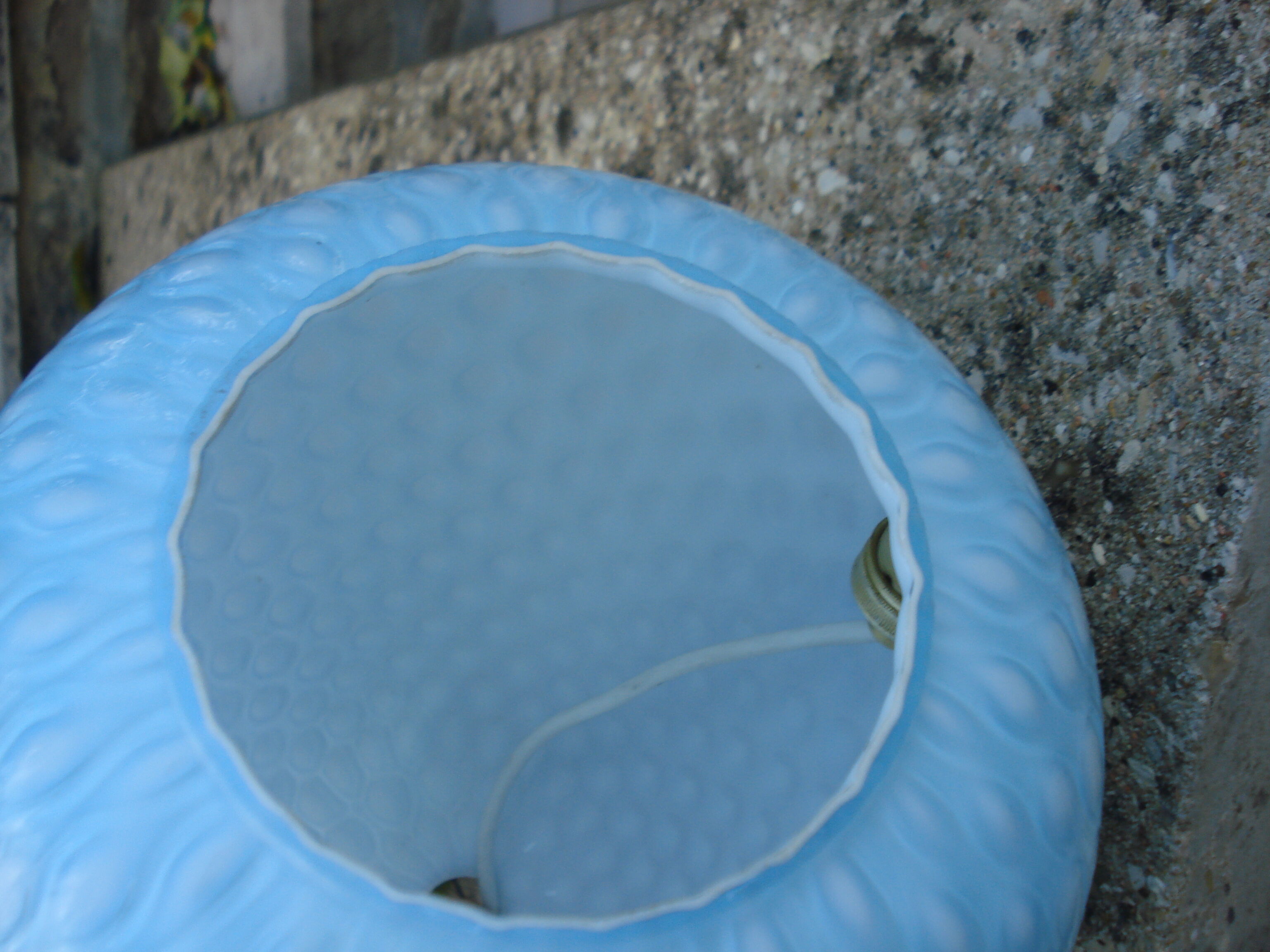 Suspension egg opaline bleue pastel