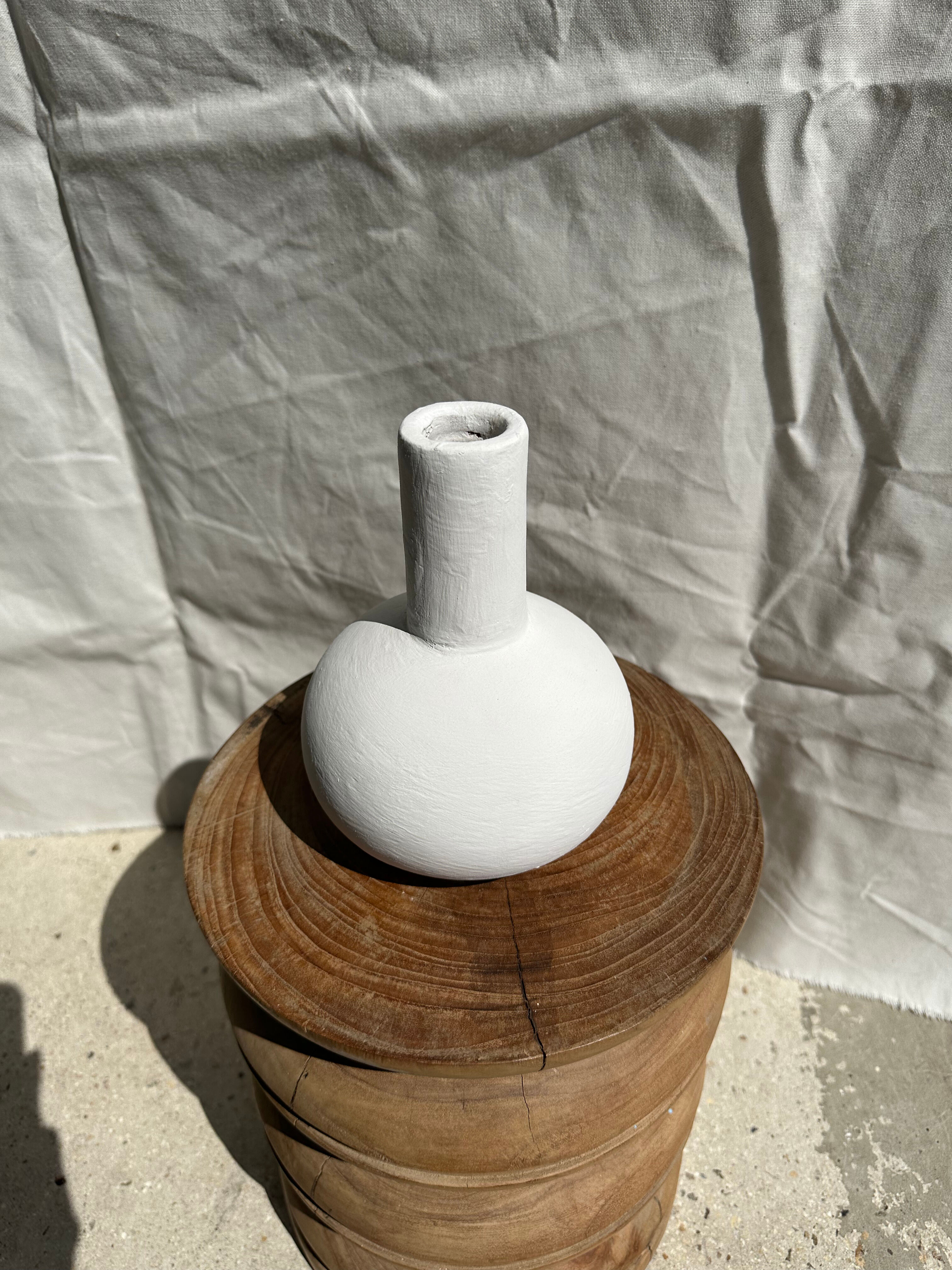 Handmade soliflore drop vase in terracotta painted white h:20 d:15