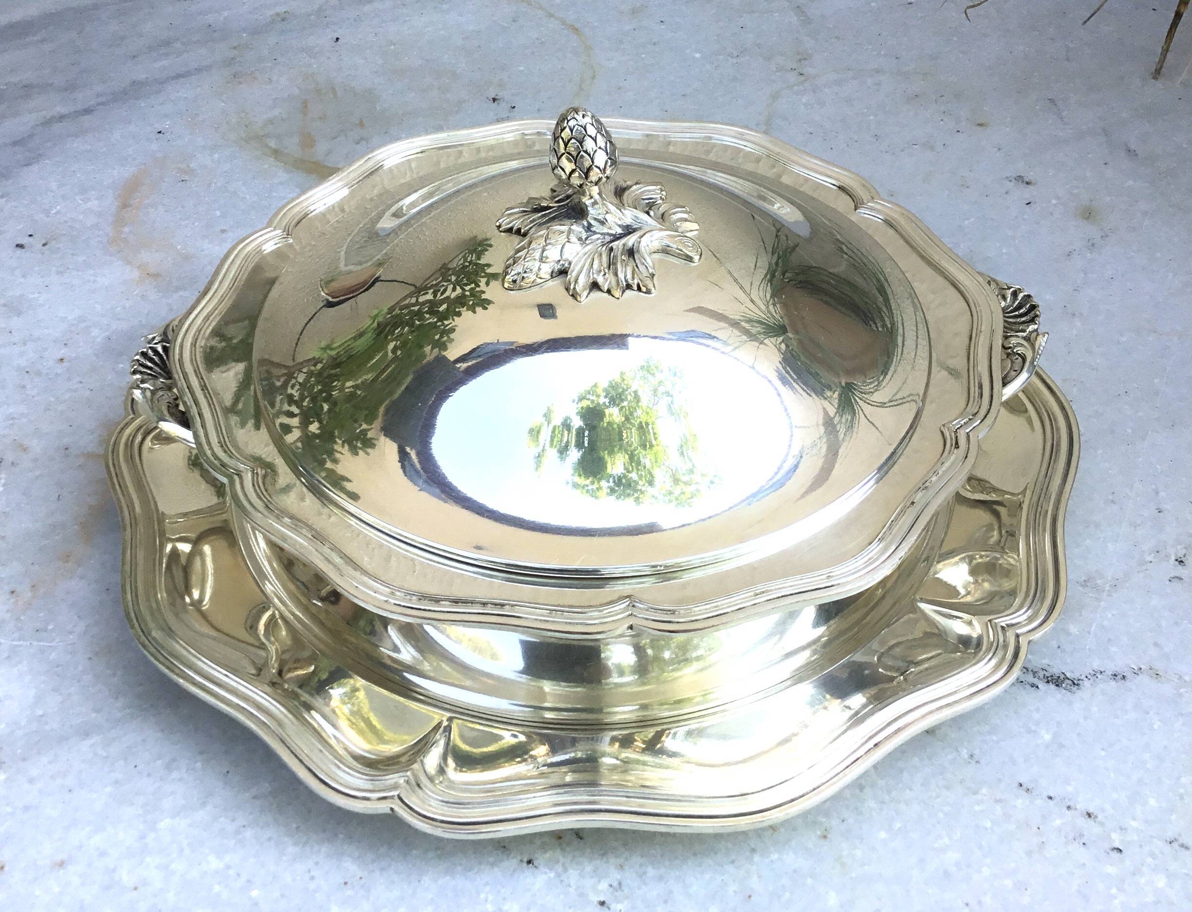 Important vegetable dish covered and its silver-plated metal stand in Louis XV style.