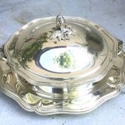 Important vegetable dish covered and its silver-plated metal stand in Louis XV style.