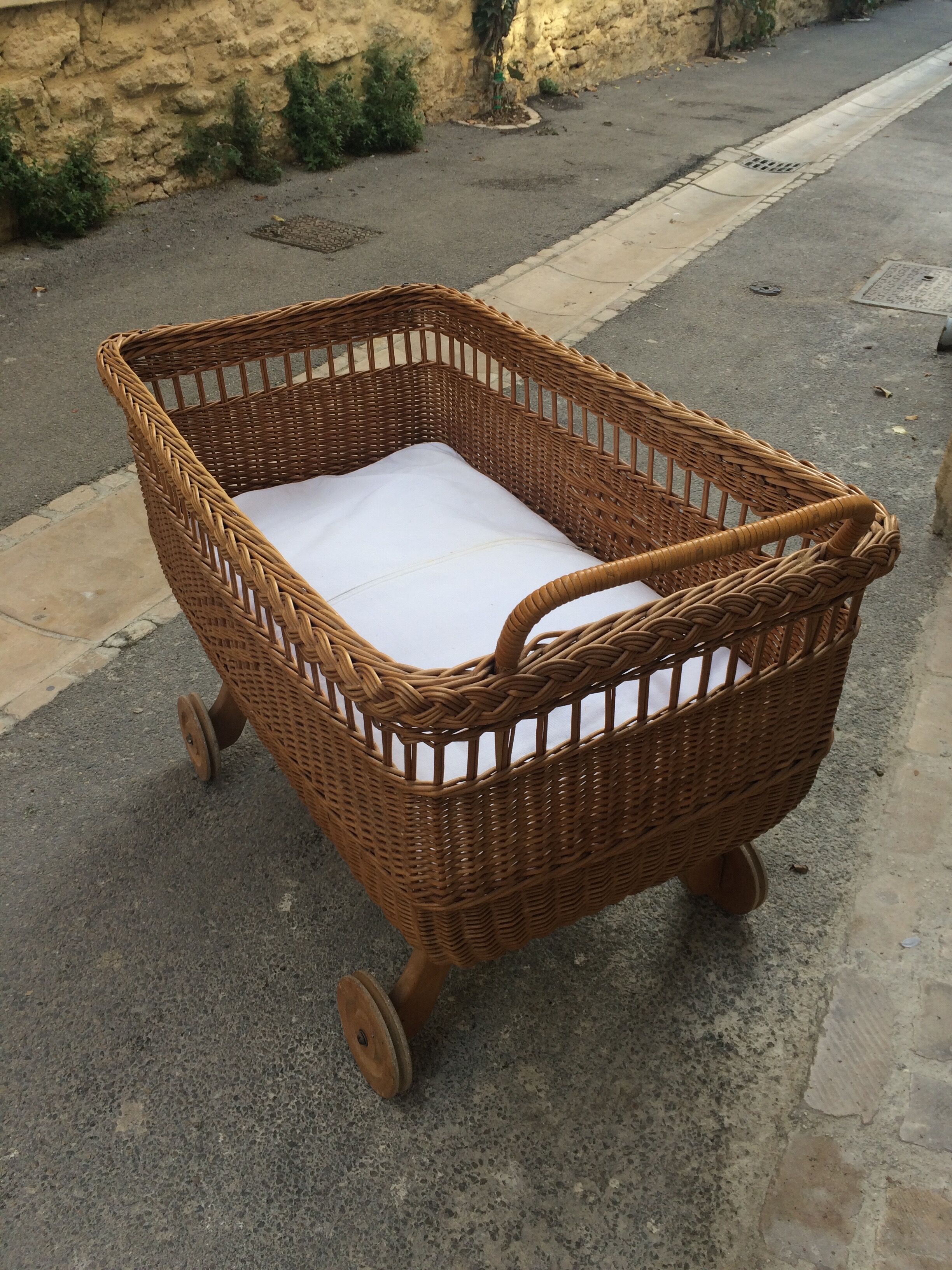 Large cradle wicker vintage organic mattress with "sound"