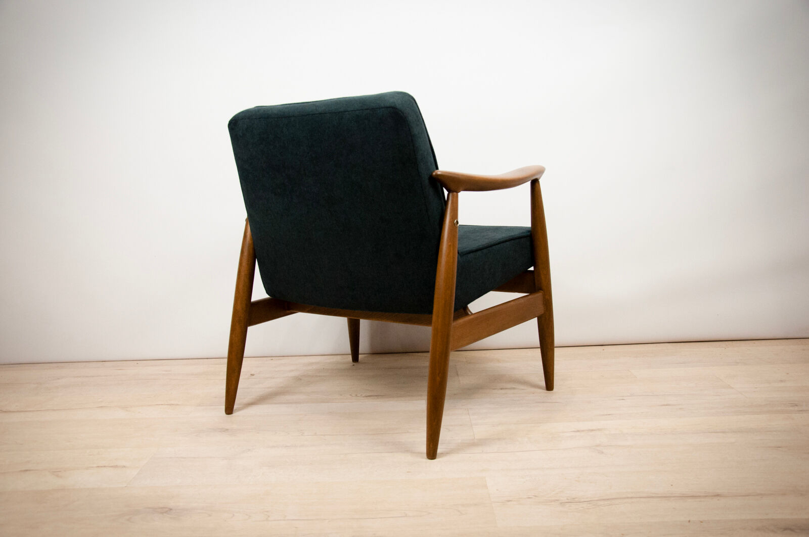 GFM-87 Armchair by Juliusz Kedziorek for Gościcińskie Furniture, 1960