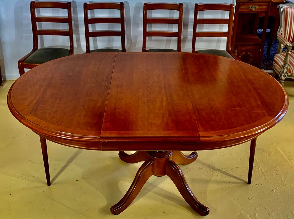 Round or oval table with four chairs in solid cherry, with extensions