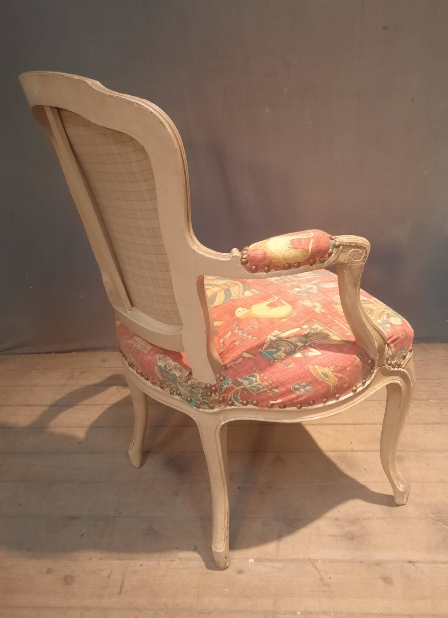 Fauteuil style Louis XV  tapissé à motif égyptien