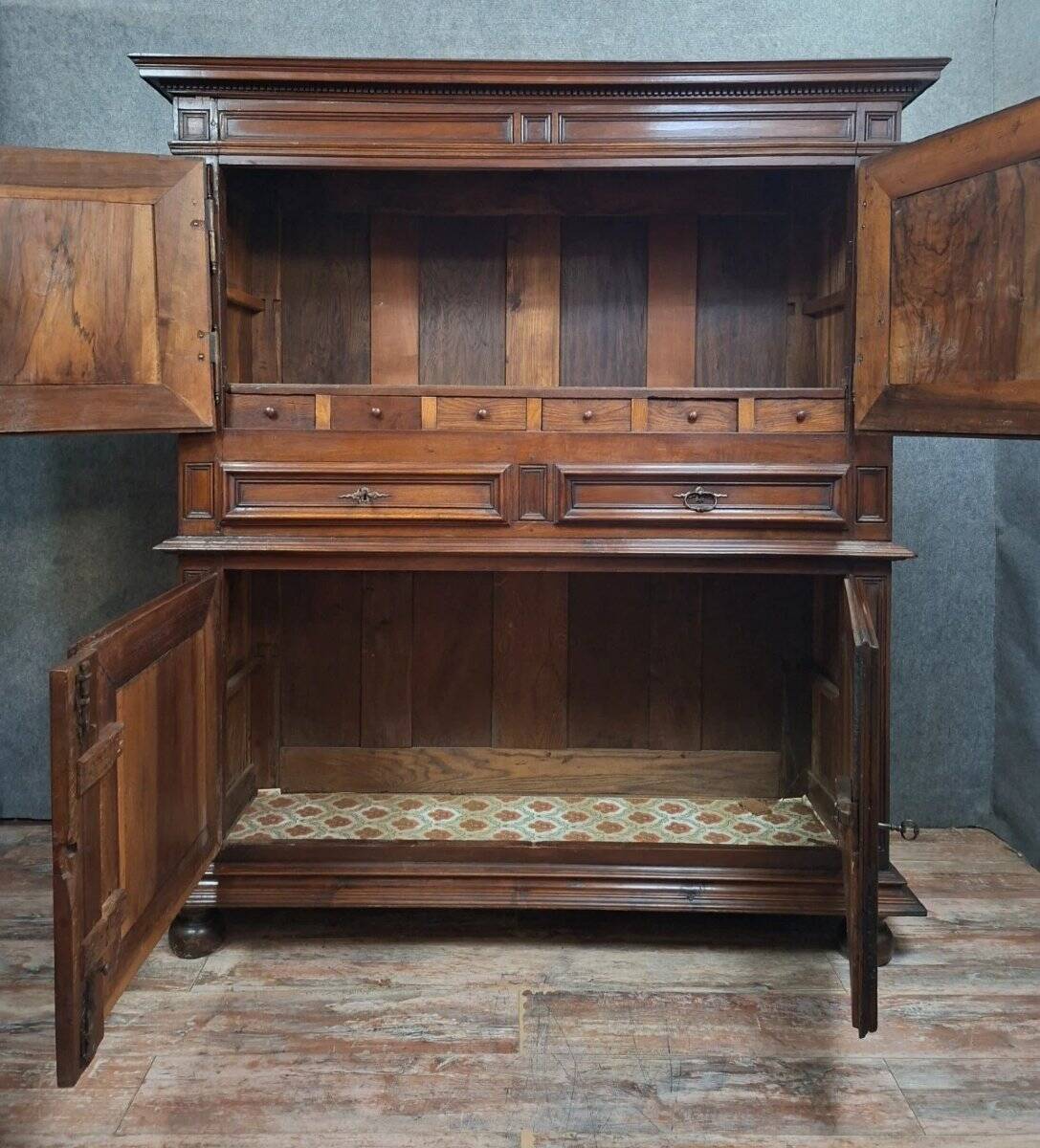 buffet with two bodies in walnut – Work from the Louis XIII period – 17th century
