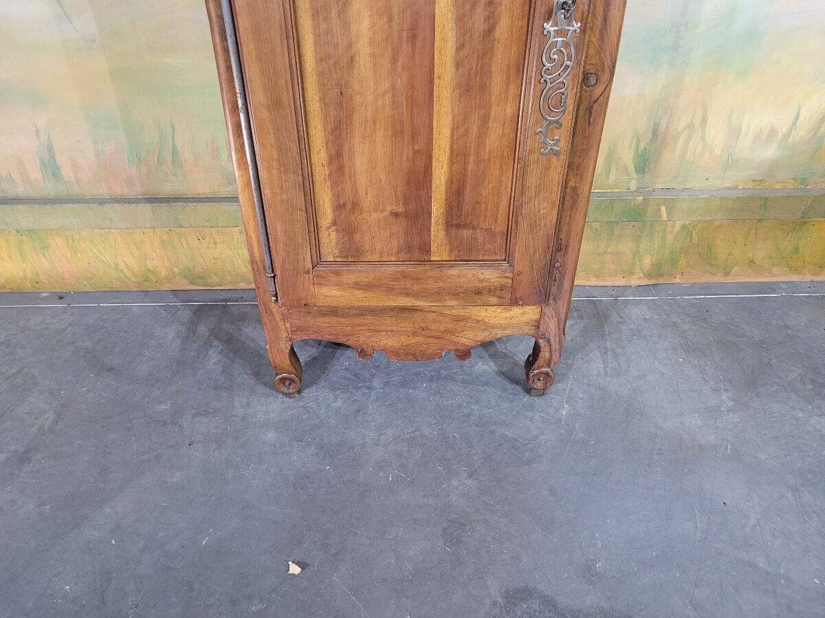 Small walnut bonnetière from the early 19th century.