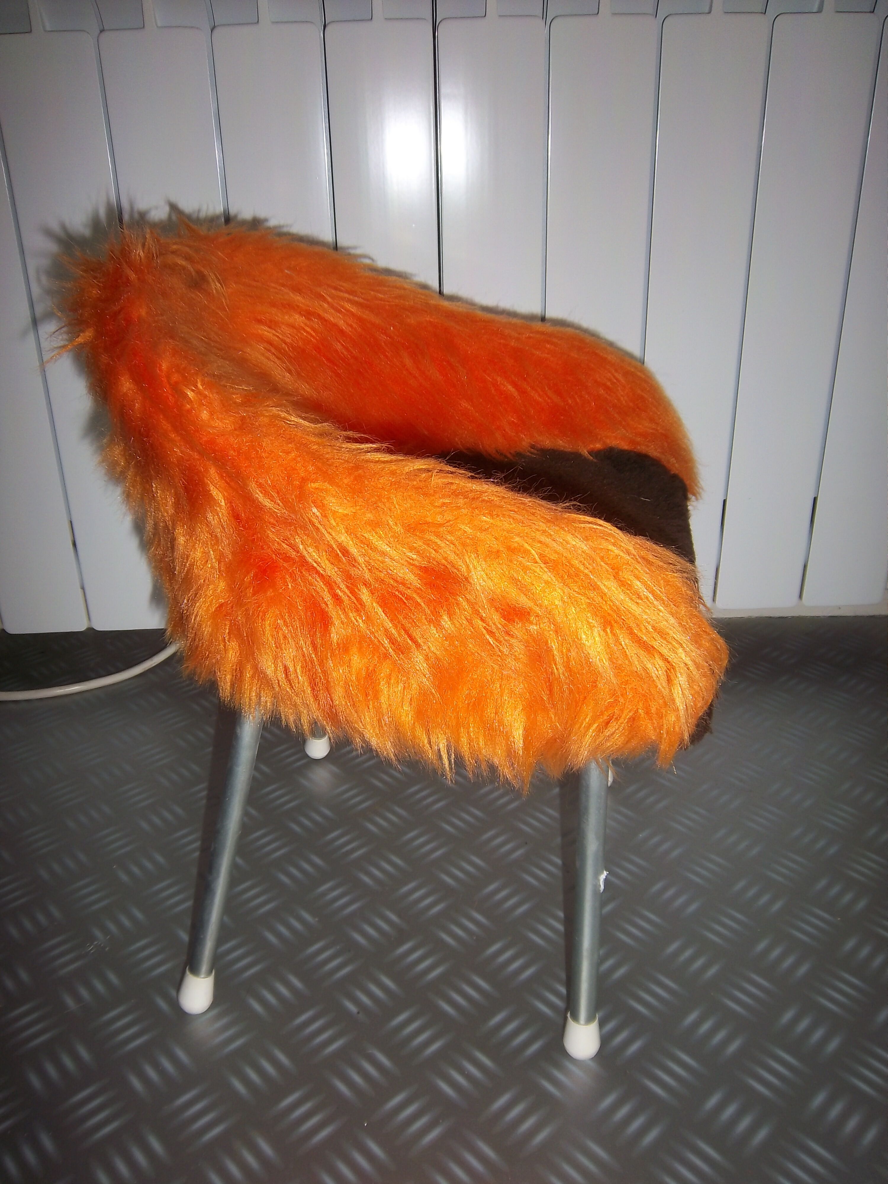 Armchair of child in 1970, metal and orange rug
