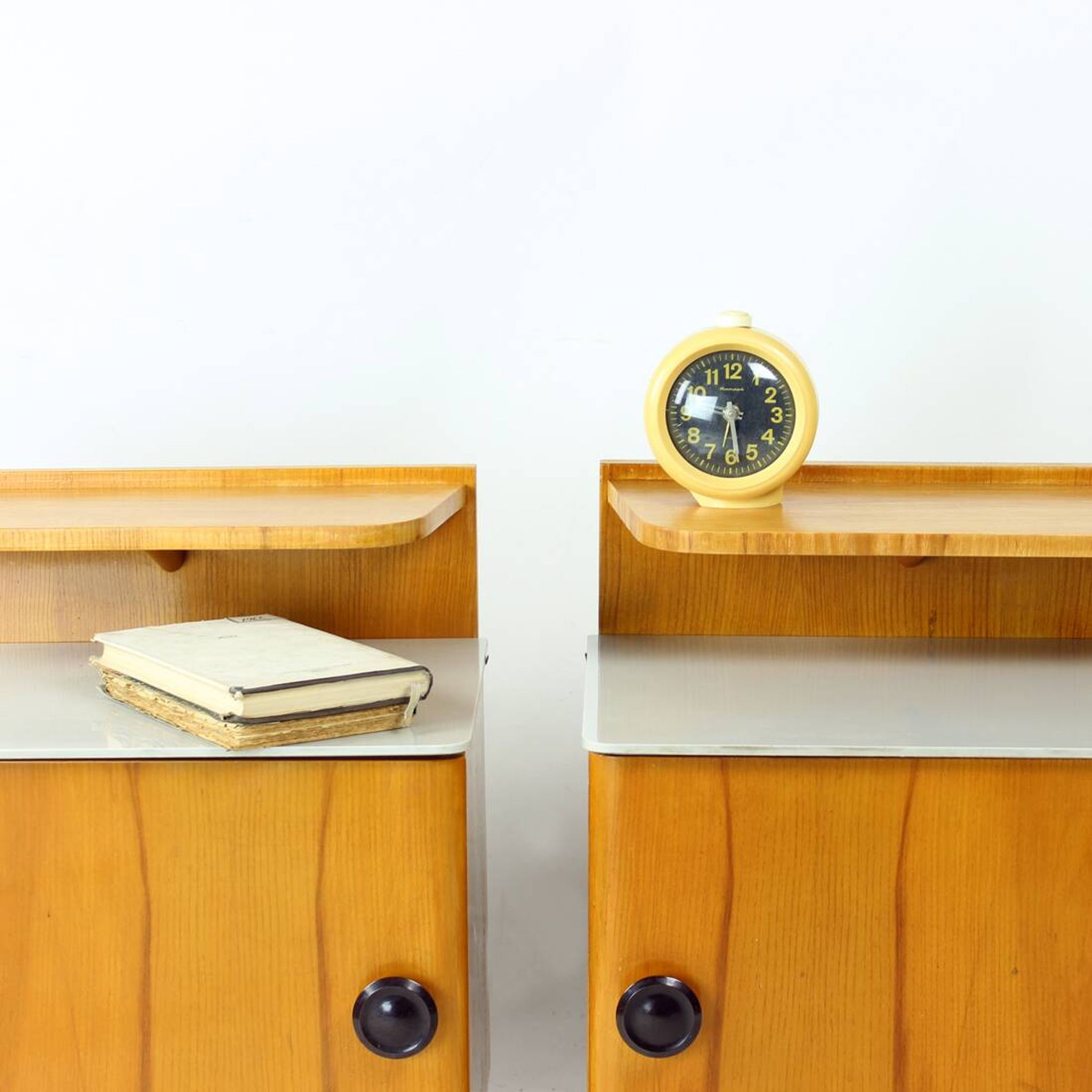 Ensemble de deux tables de chevet en bois et verre, Tchécoslovaquie 1950