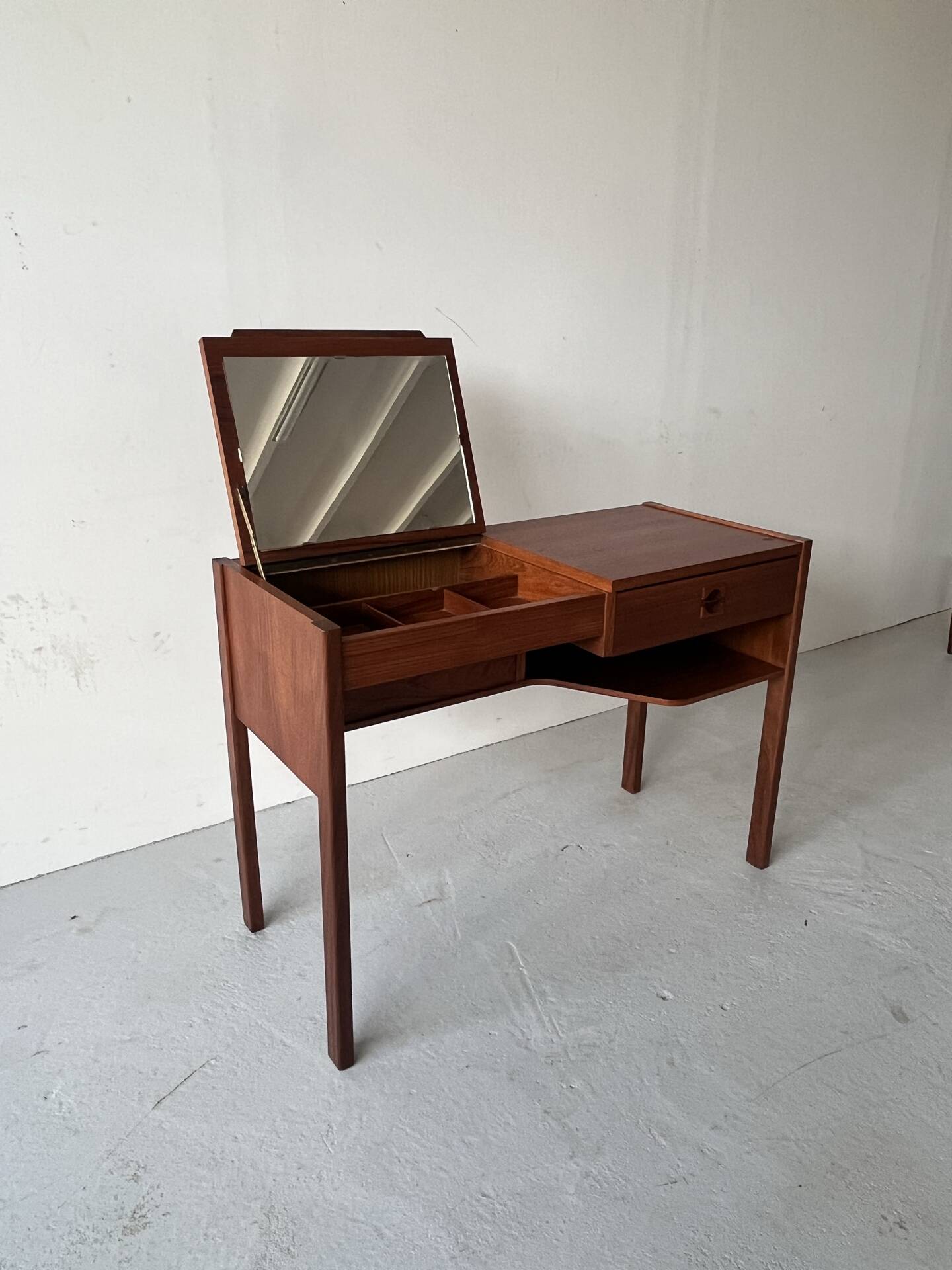 Coiffeuse en teck avec miroir par Arne Wahl-Iversen pour Ikea, années 1960.