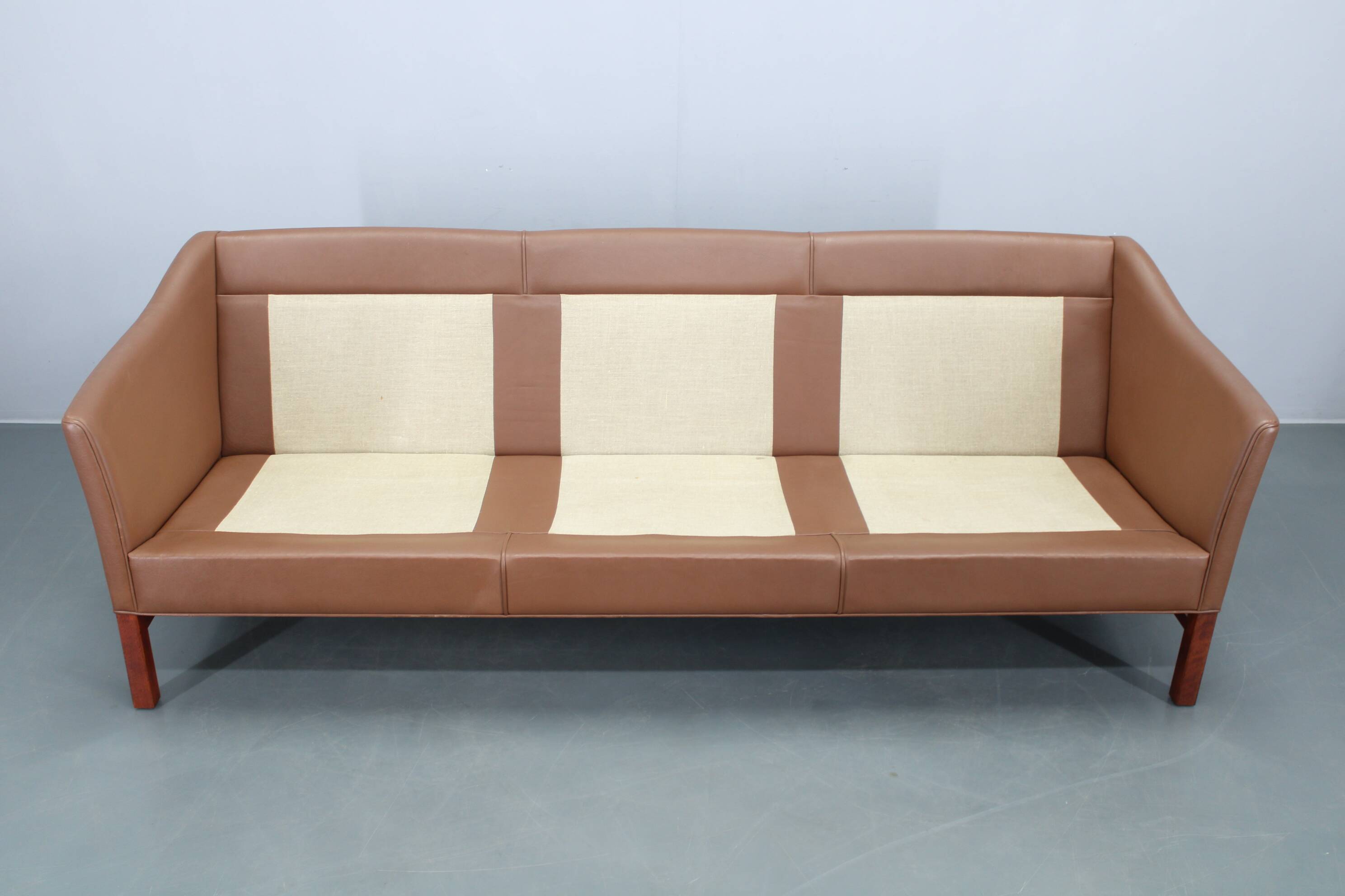 Canapé 3 places danois des années 1970 en cuir marron avec structure en hêtre