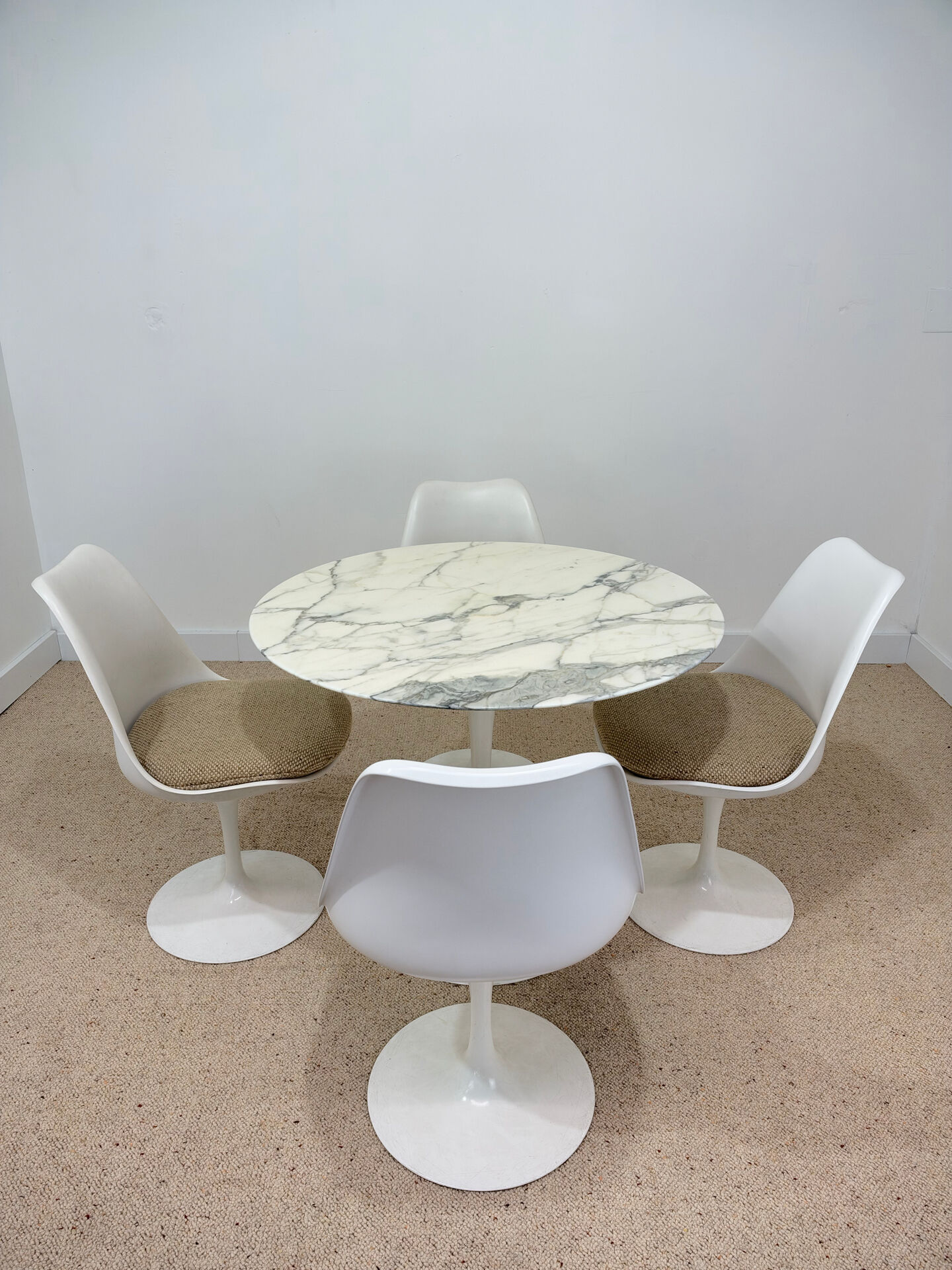 Tulip table – Knoll International in marble and 4 chairs – Ee