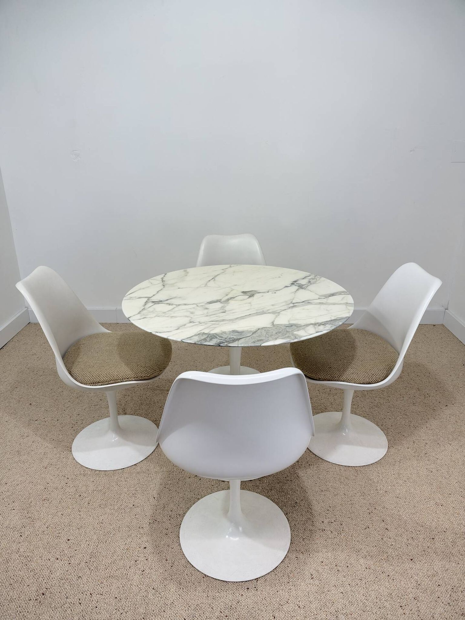 Tulip table – Knoll International in marble and 4 chairs – Ee