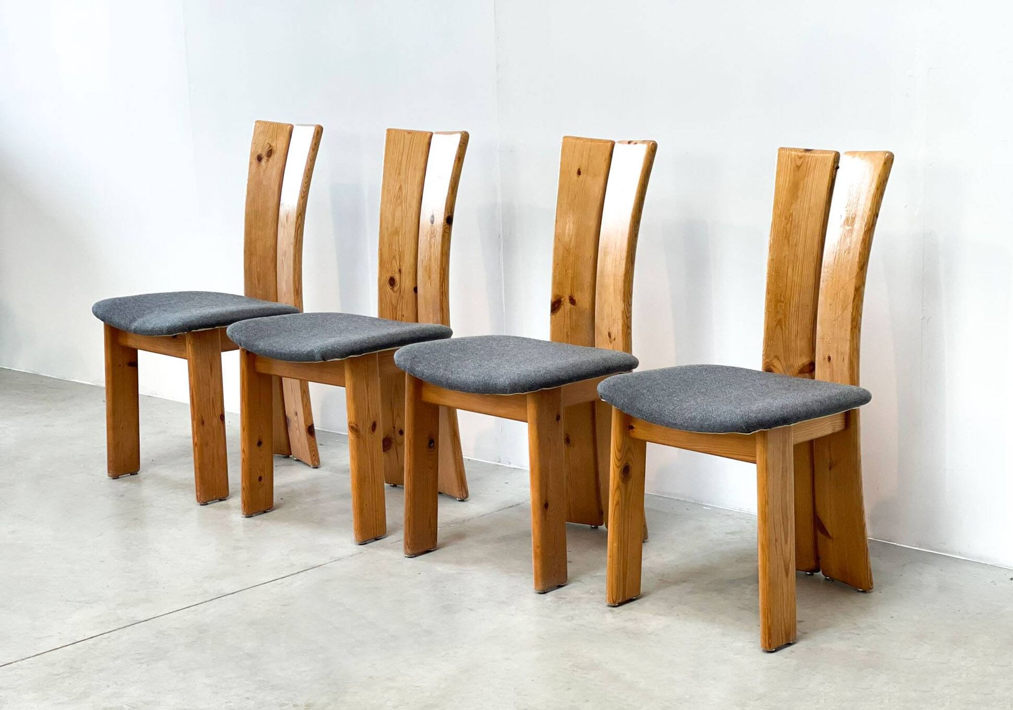 Ensemble de quatre chaises sculpturales brutalistes en chêne
