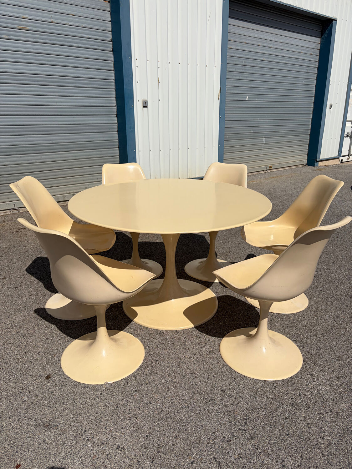 Space Age Table with tulip design and 6 chairs