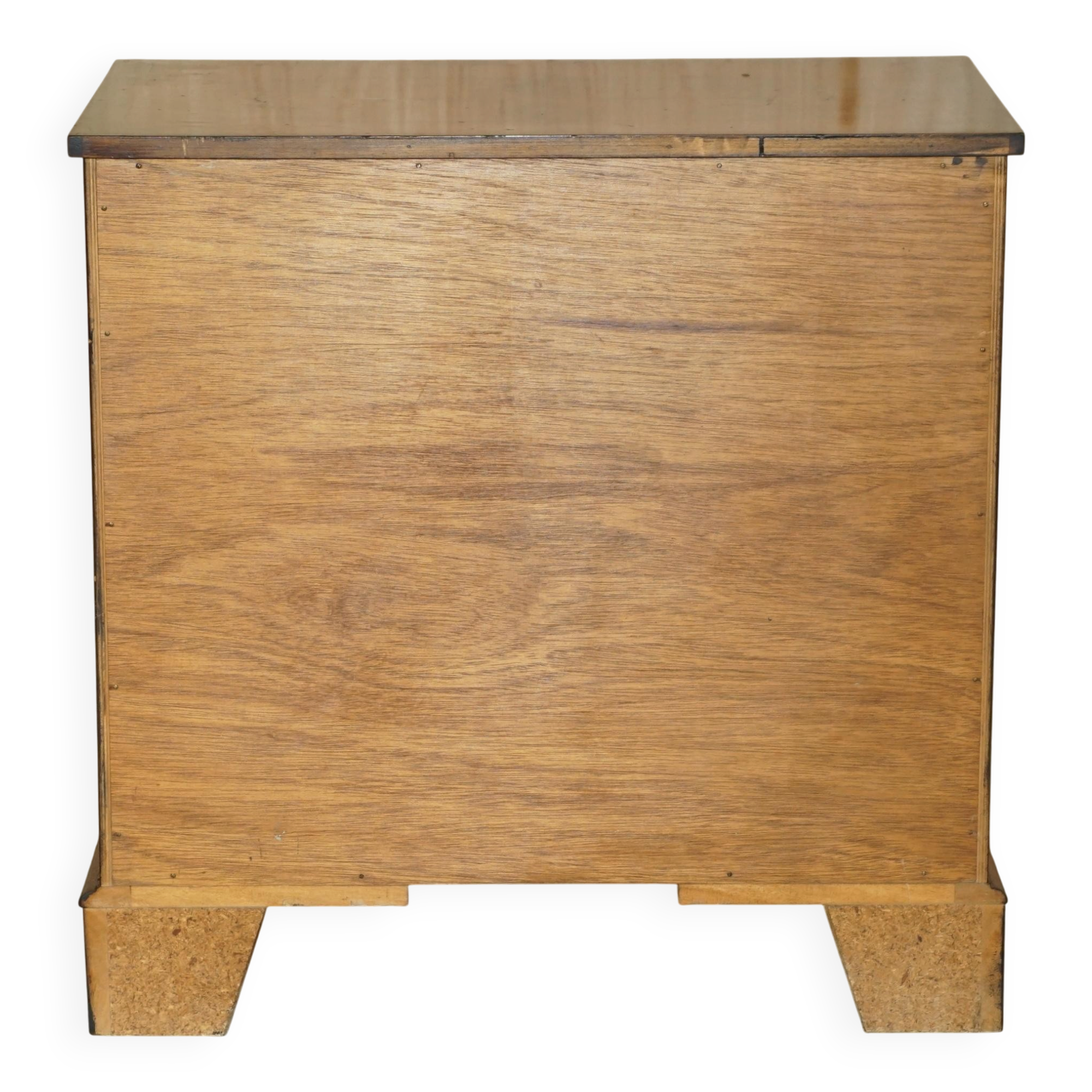 Georgian commode in yew wood with burr and burl grain, medium size.