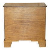 Georgian commode in yew wood with burr and burl grain, medium size.