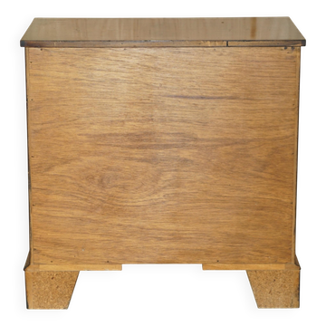 Georgian commode in yew wood with burr and burl grain, medium size.