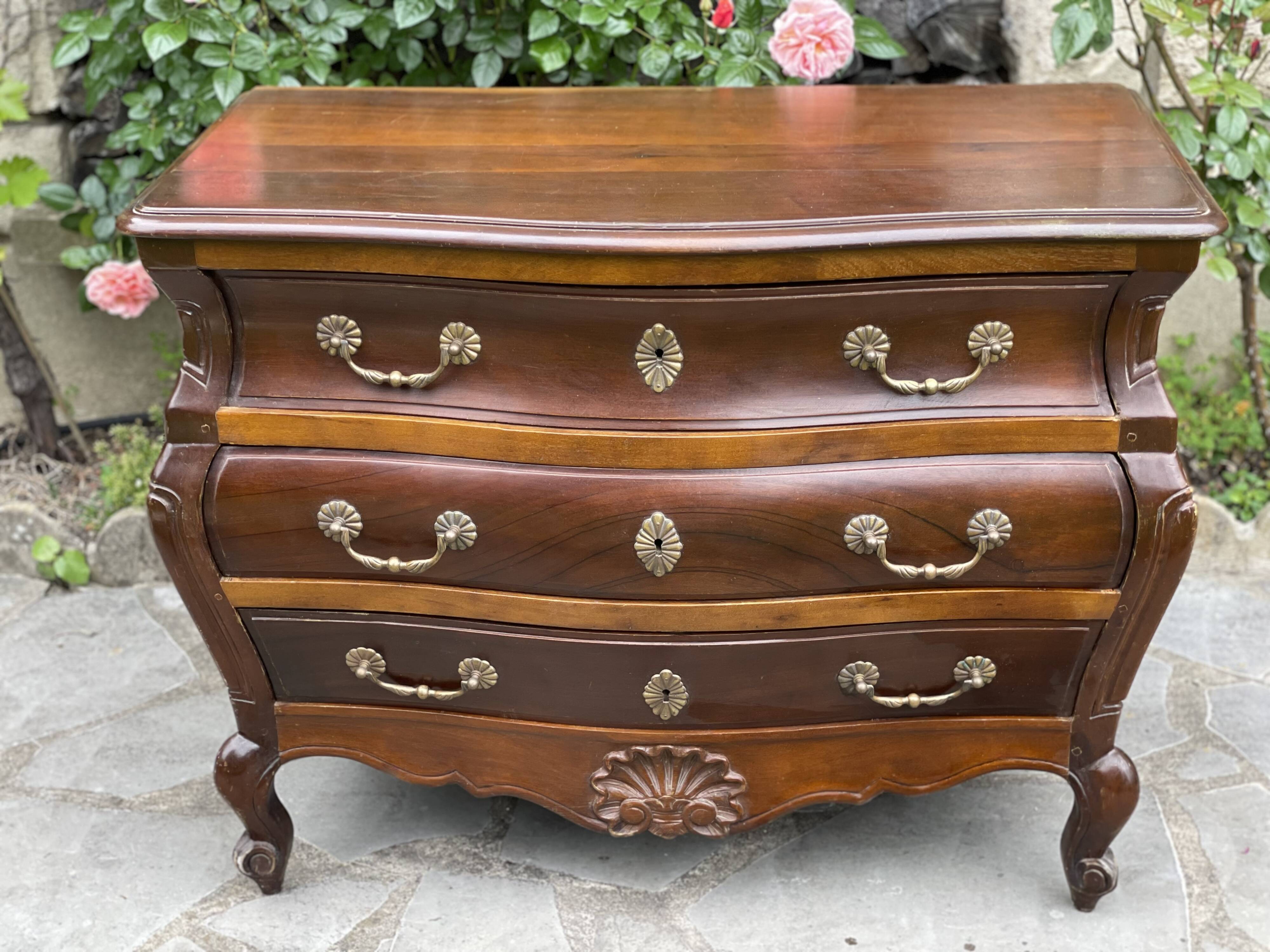 Commode galbée style Louis XV