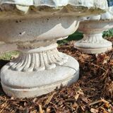 Paire de jardinières rondes sur pied - coupes de fruits en pierre