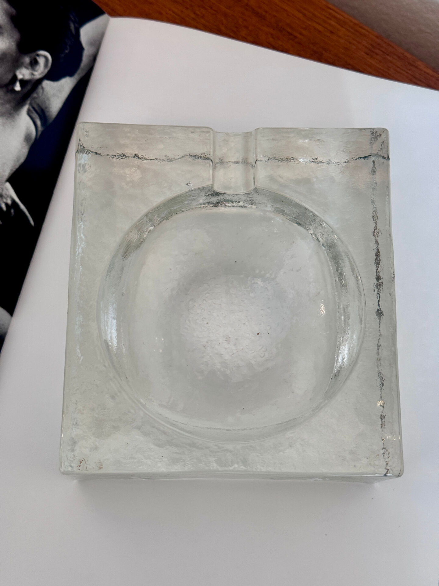 Vintage Brutalist schaal / asbak ijsglas