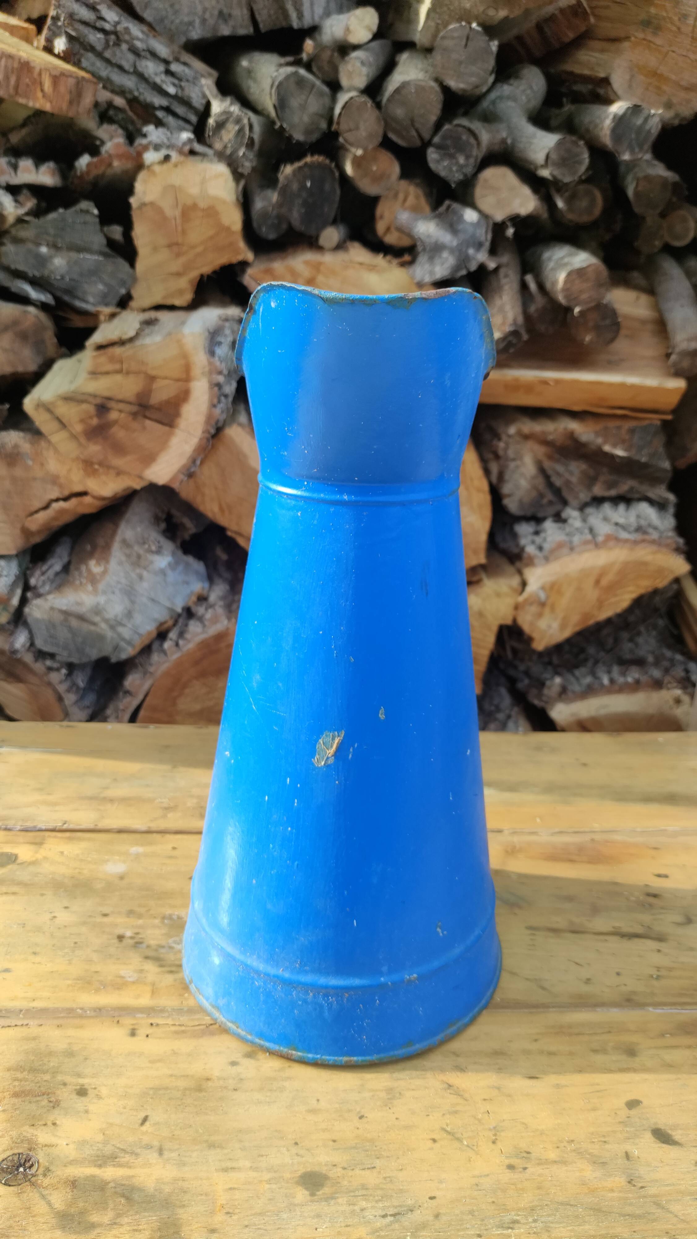 Broc vintage en métal émaillé bleu
