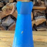 Broc vintage en métal émaillé bleu