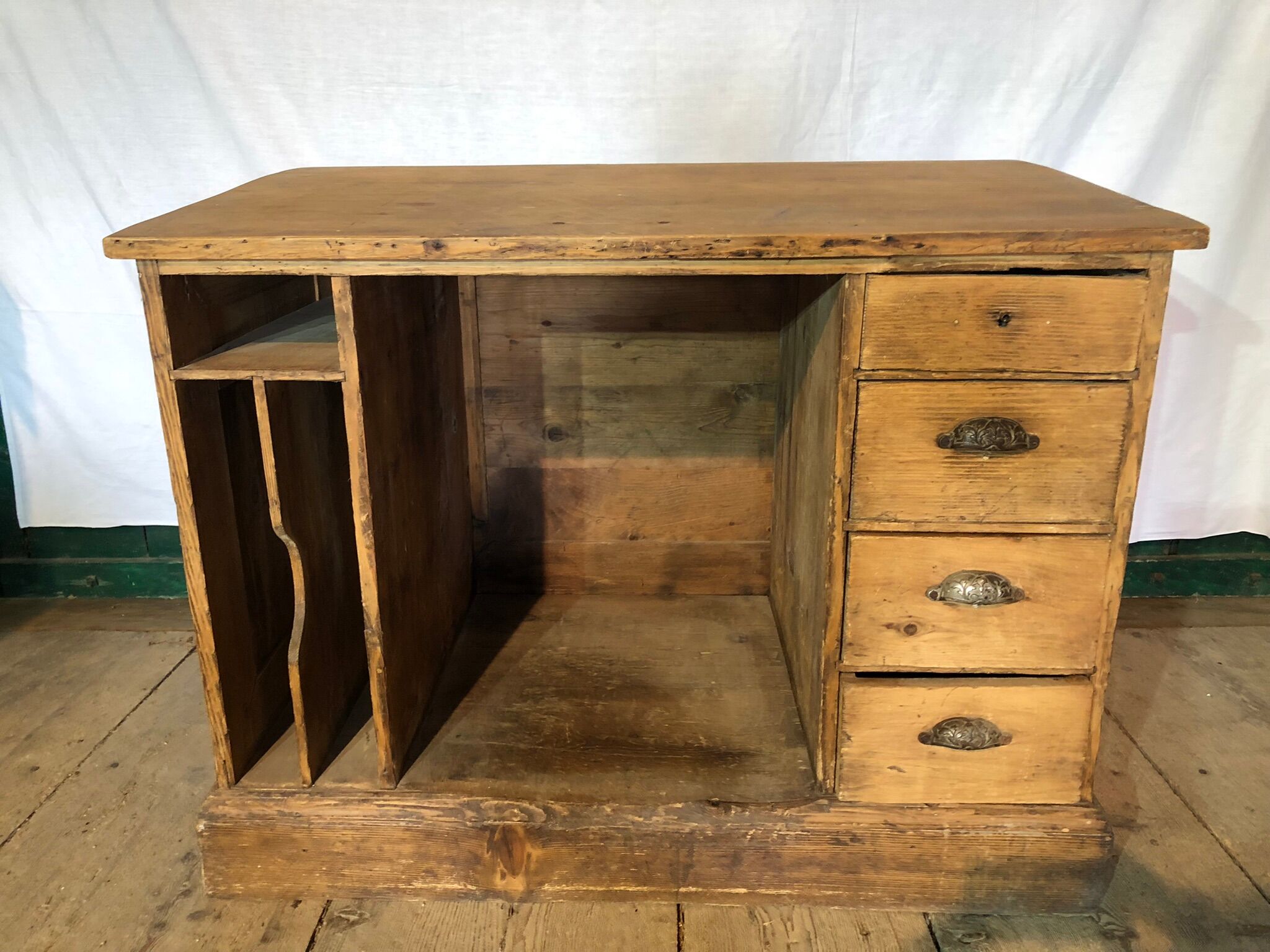 Bureau d’un maître d’école et sa chaises