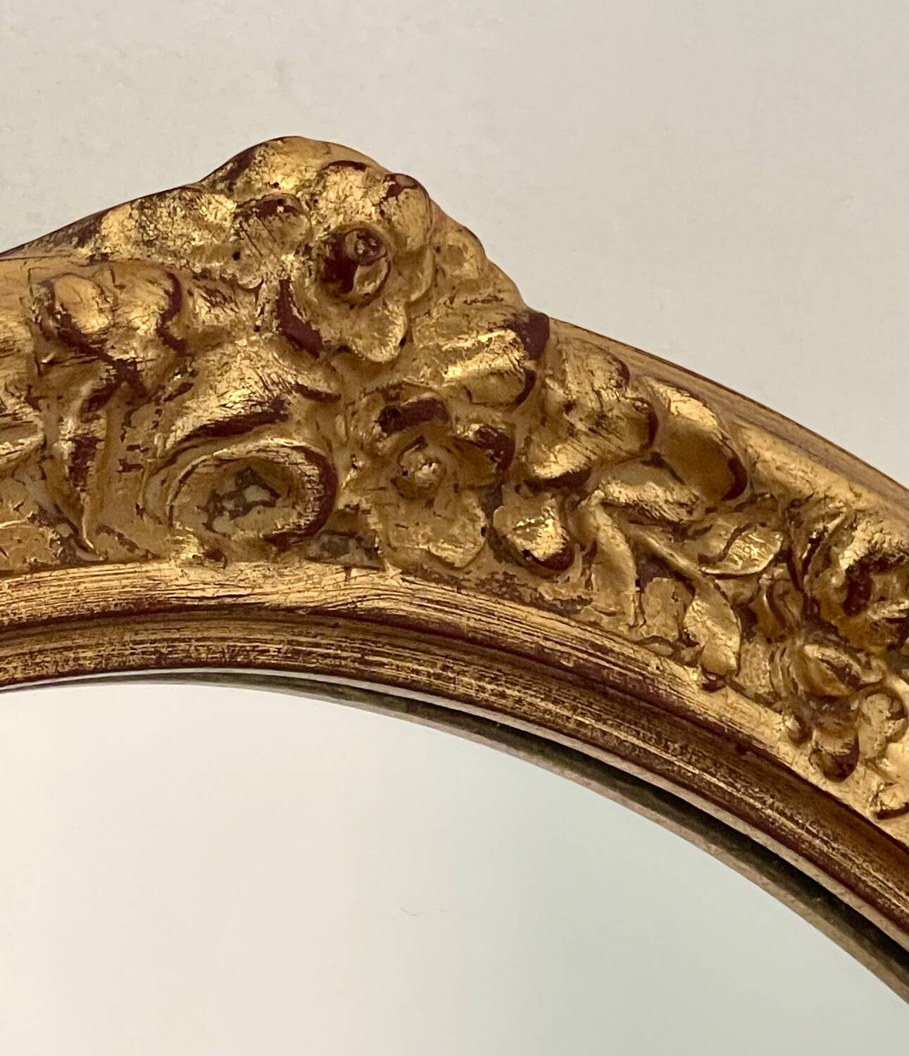 Oval mirror in carved wood