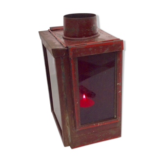 Ancienne lanterne à bougie en métal et verres colorés utilisés sur d’atelier de photos : H-24xL-16cm