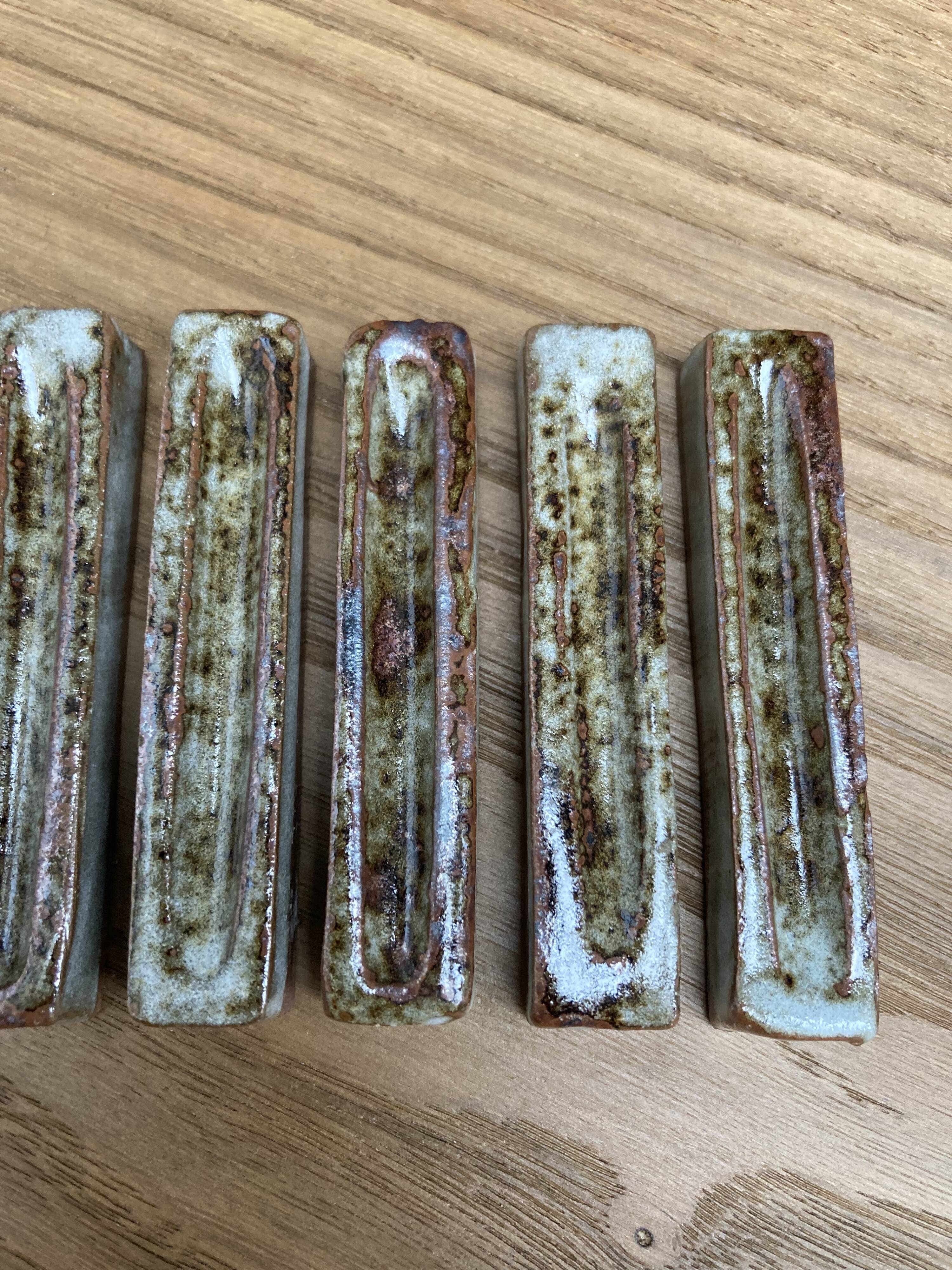 Set of 8 knife holders in enamelled stoneware