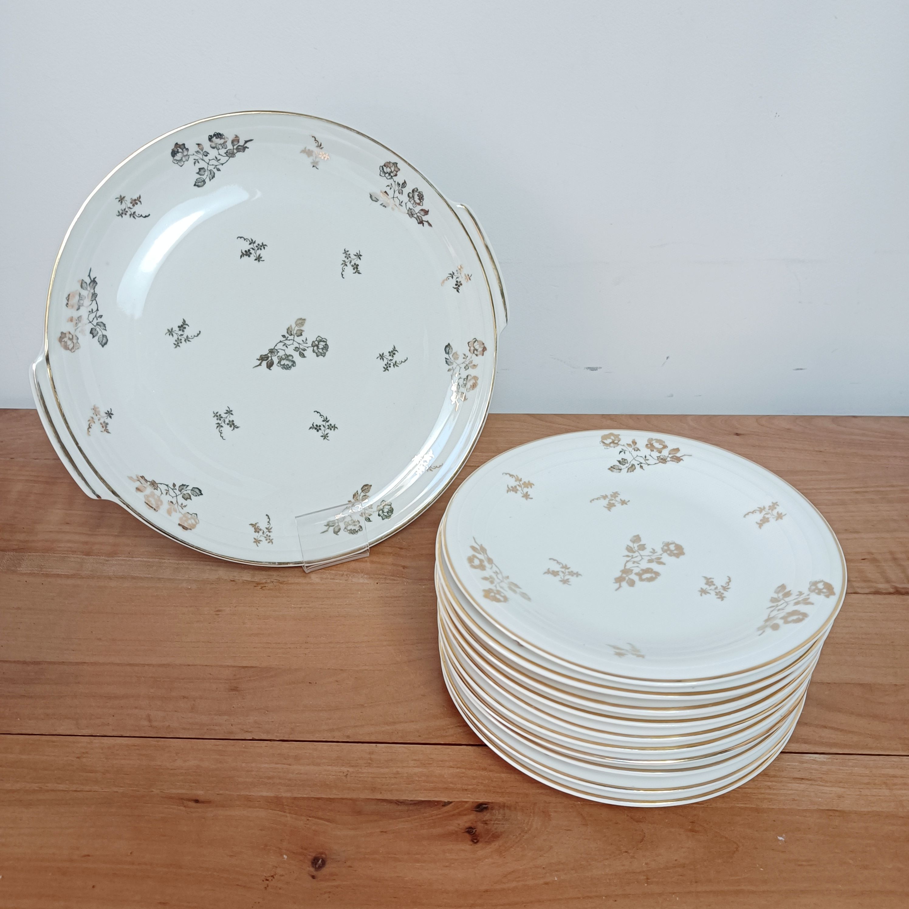 Dessert service, 10 plates and 1 pie dish, in Limoges Porcelain, white and gold