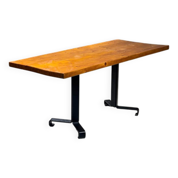 Table Charlotte Perriand pour les arcs