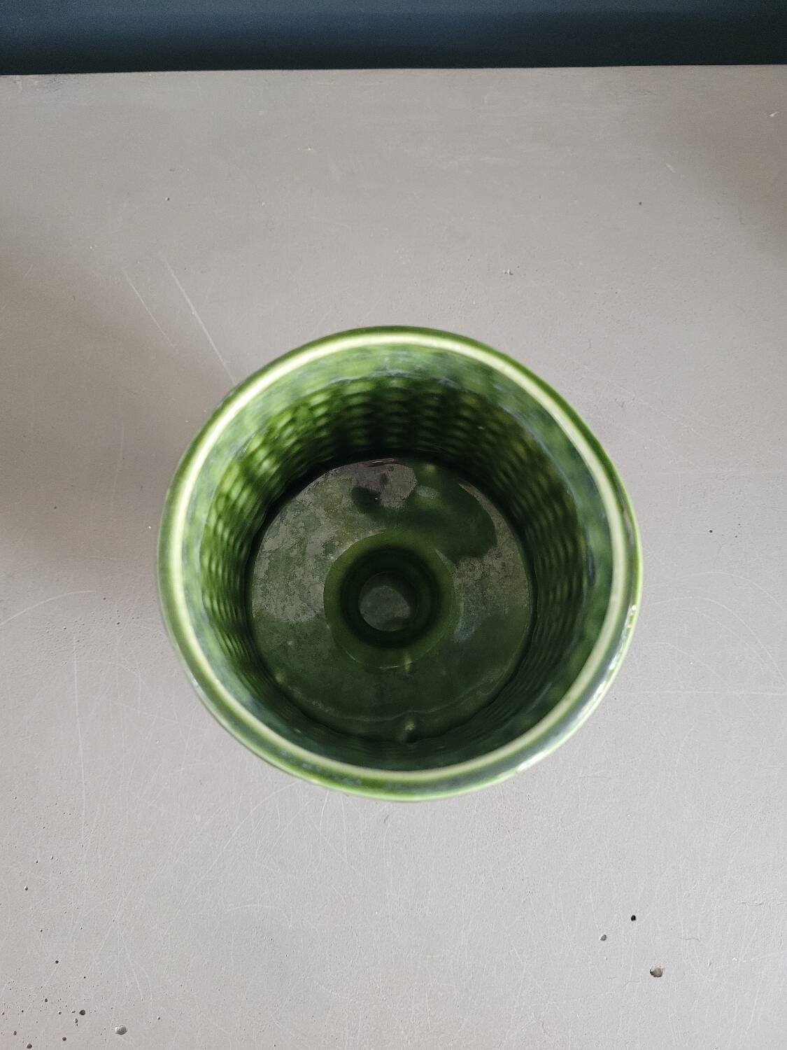 Ceramic flowerpot on stand