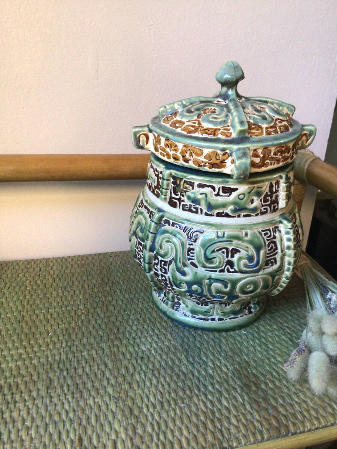 Stoneware pot with Asian decor