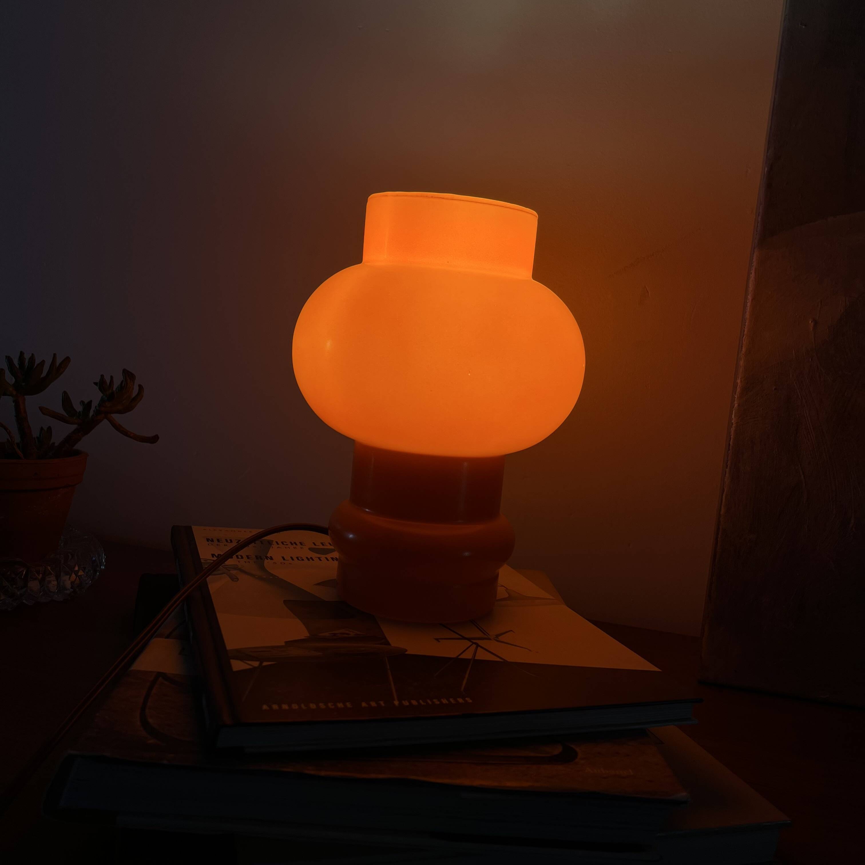 Lampe de table globe en verre opaline orange