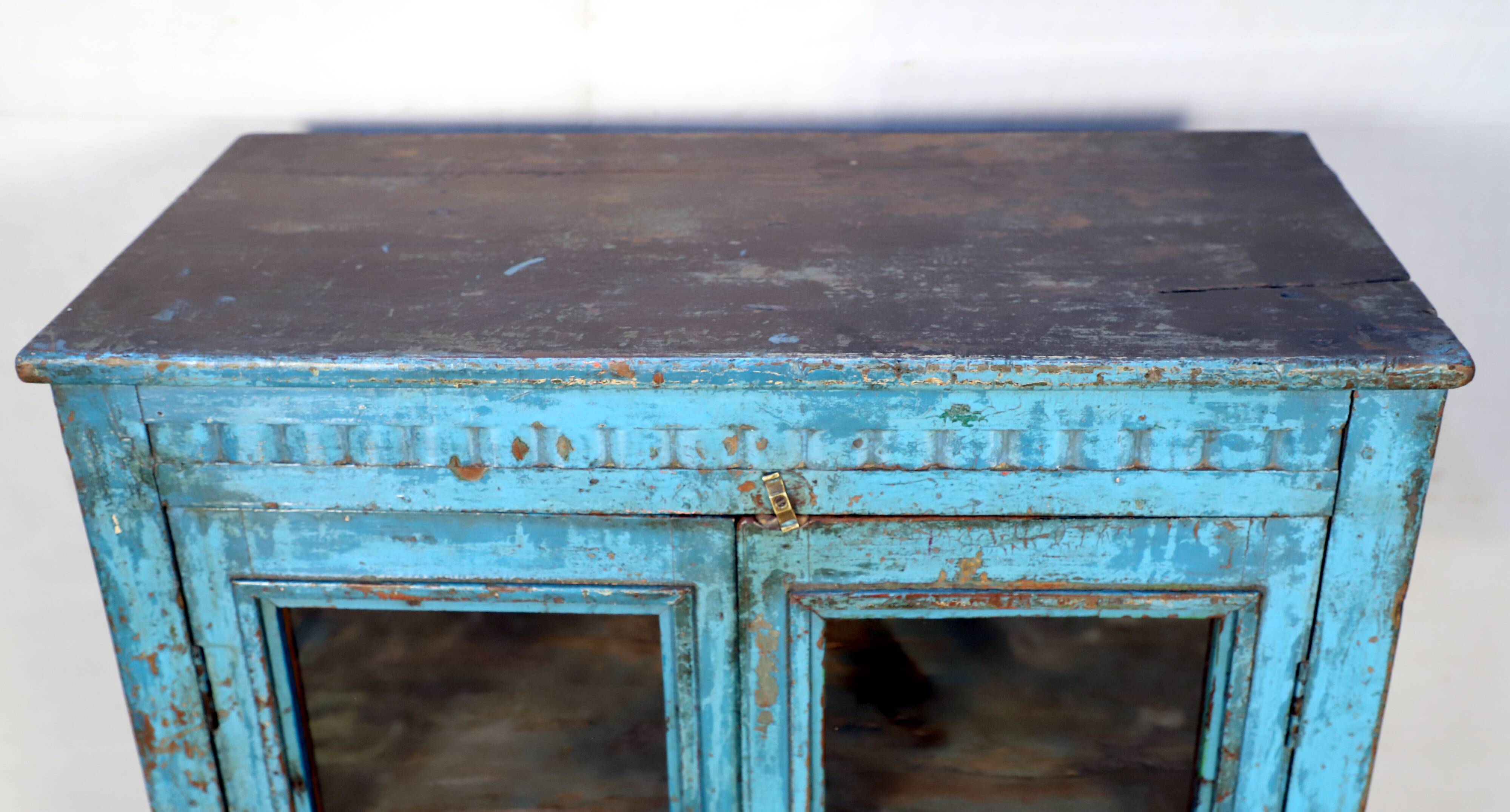 Vaisselier - Burmese teak buffet with original blue patina