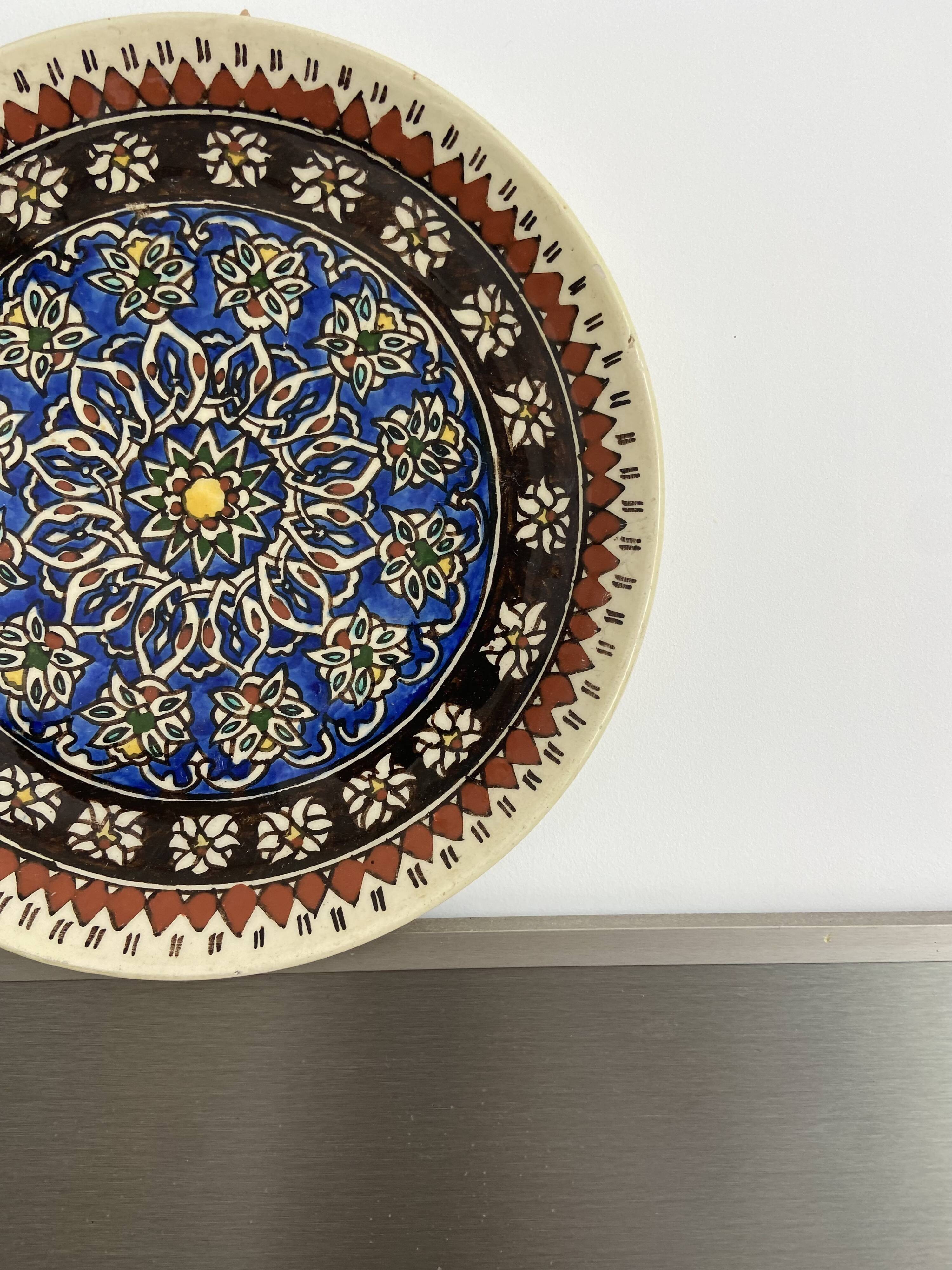 Decorative ceramic wall plate from iznik (Türkiye).