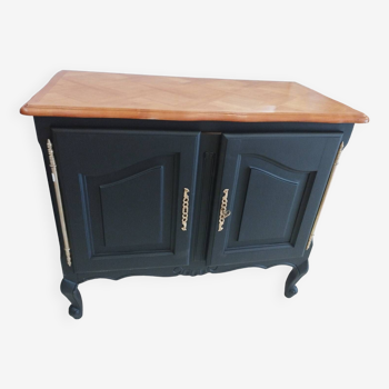 Small 2-door cabinet