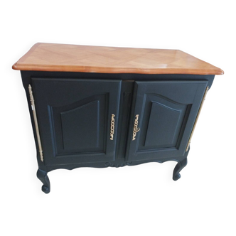 Small 2-door cabinet