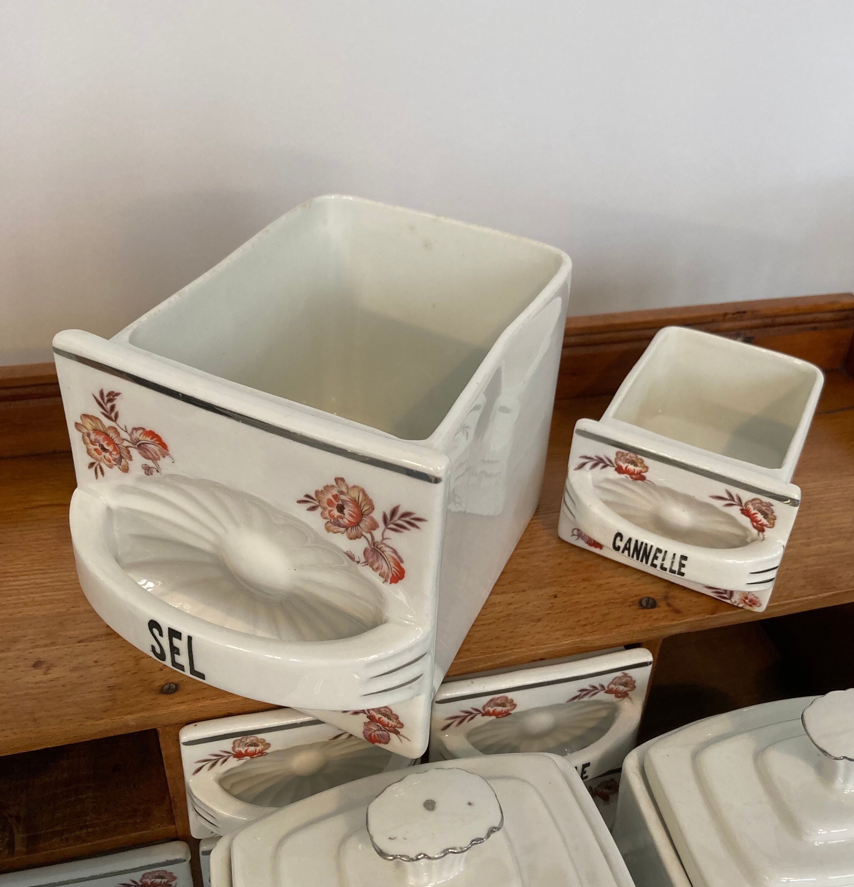 Set wood shelf and Art Deco spice jars