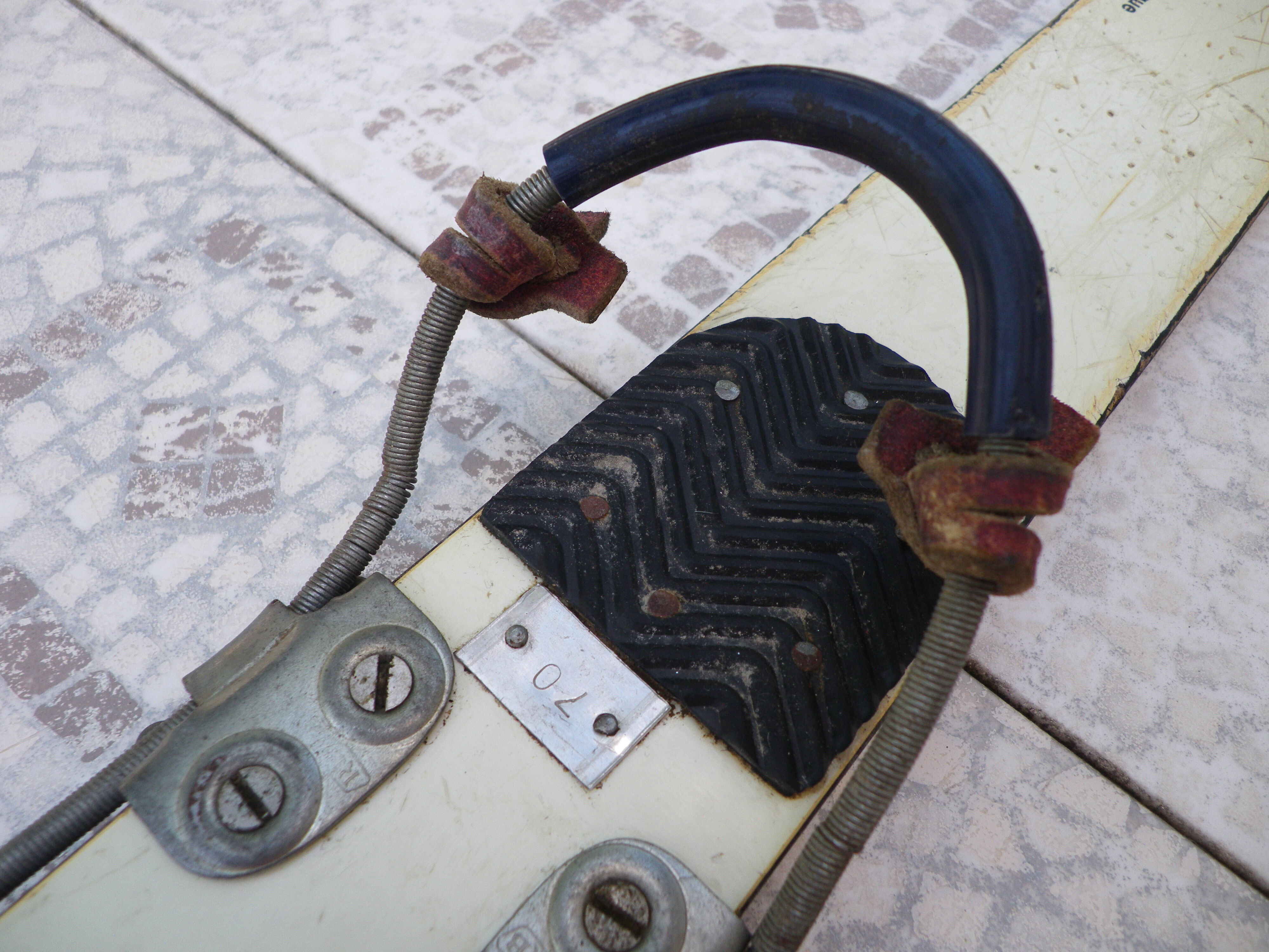 Vintage pair of wooden skis from the 1960s - Cabanon