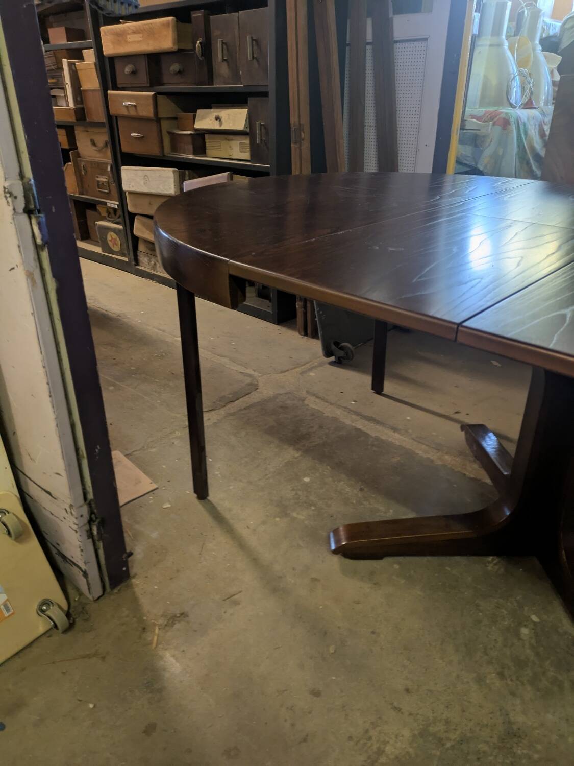 Round table with butterfly extensions