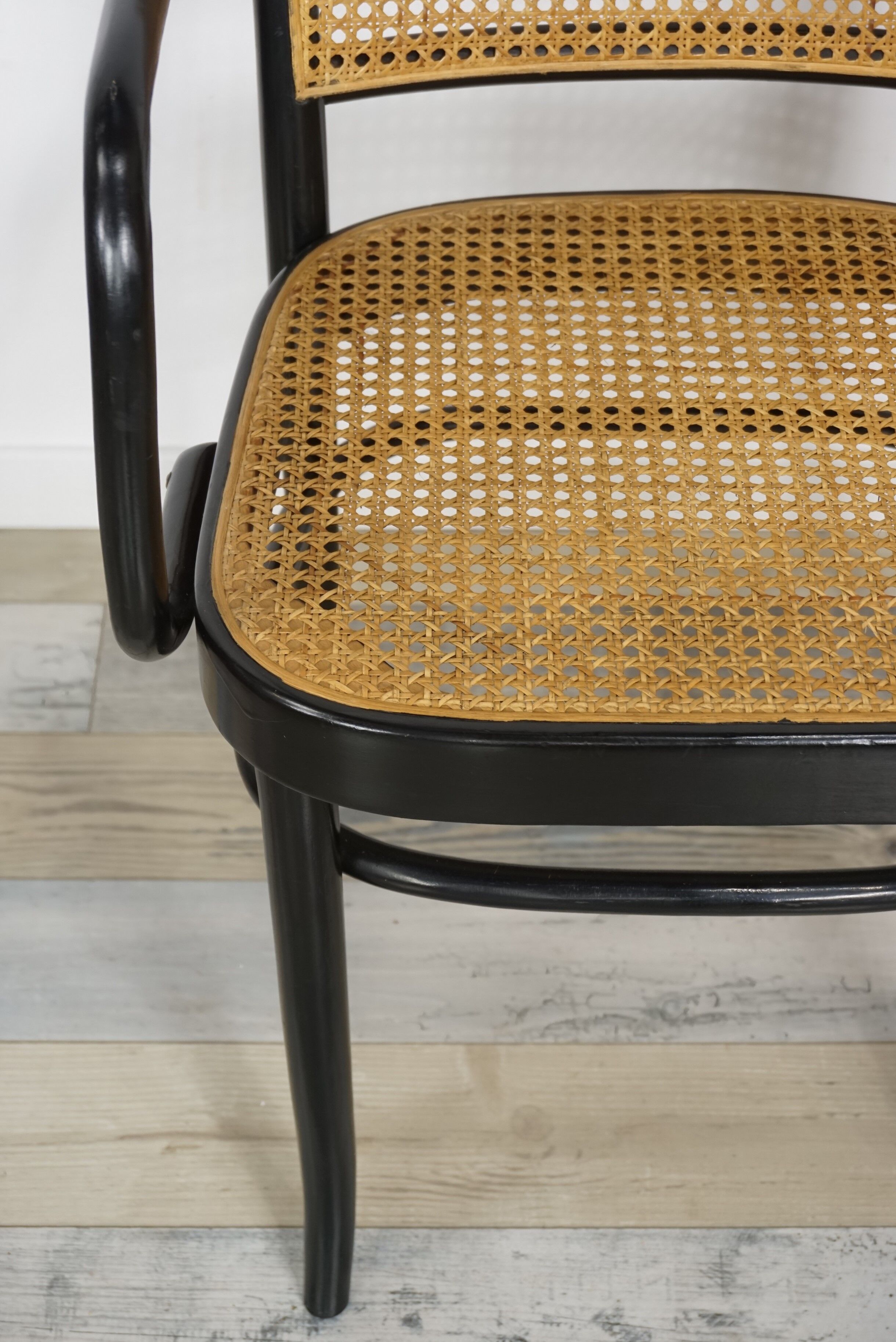 Fauteuil 811 design Josef Hoffmann en bois courbé noir et cannage
