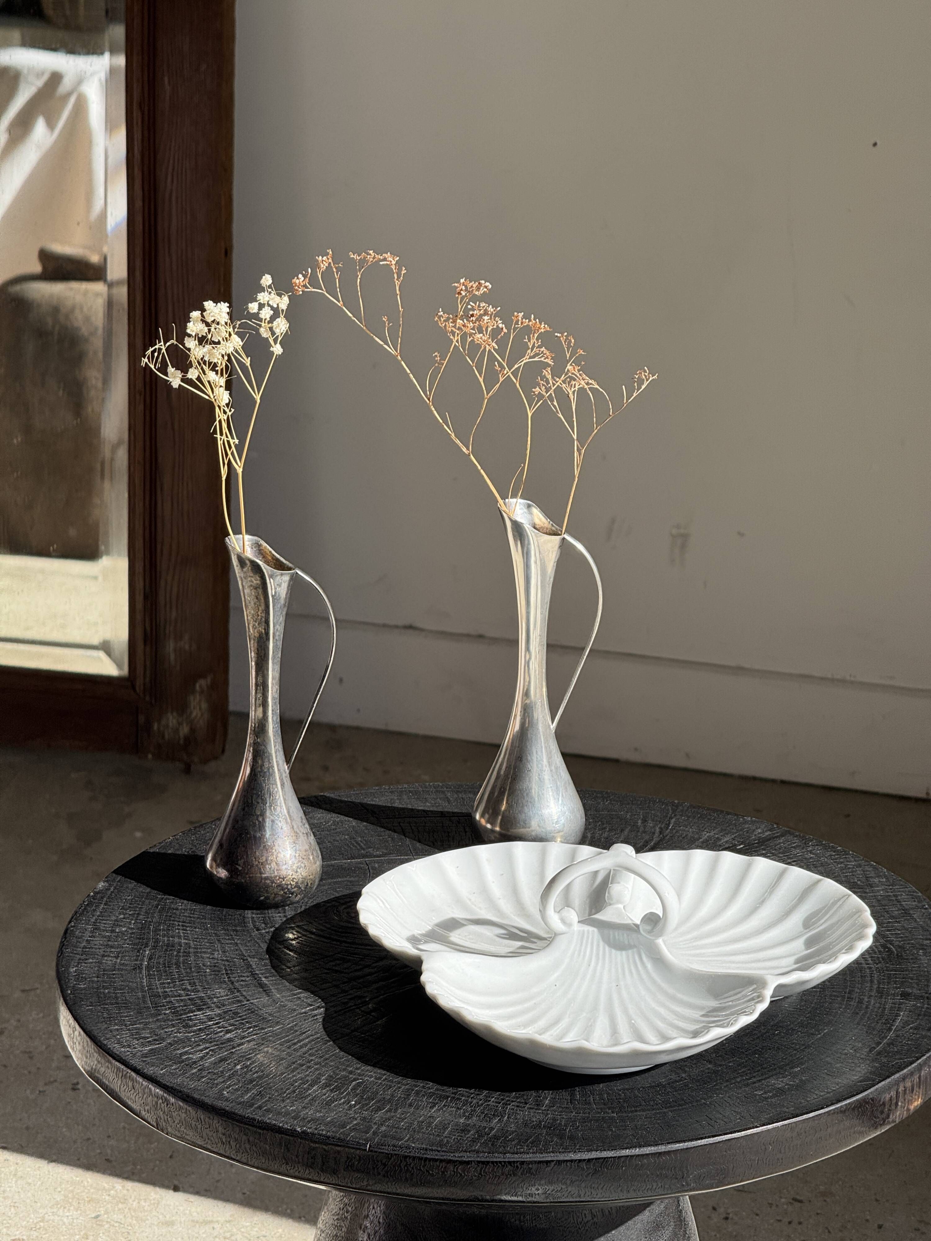 Vintage silver-plated soliflore vase in the shape of a ewer with a slender handle.