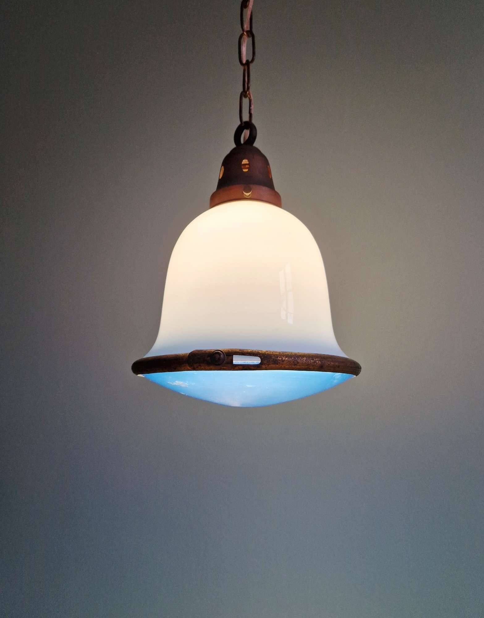 Suspension Bauhaus en opaline blanche et verre satiné bleu, années 1920